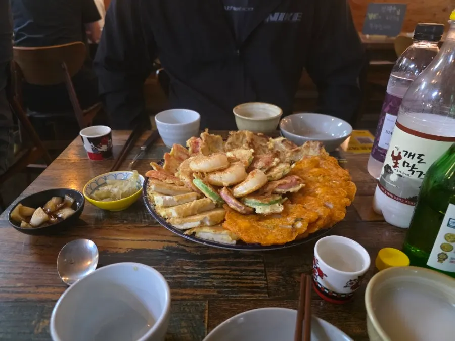 새우전 두부전 호박전이 담긴 모듬전 한 접시