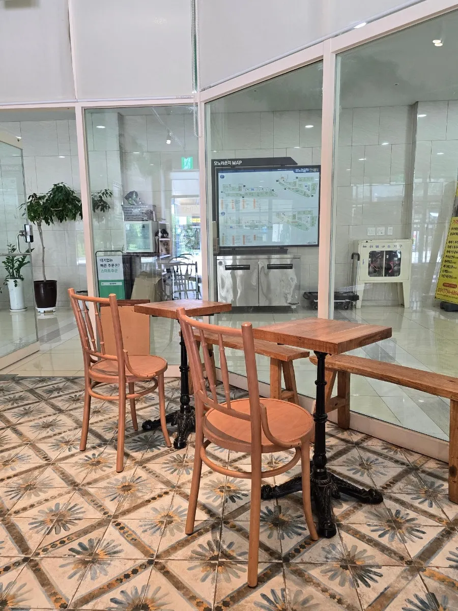 Minimal tables and a 4-person table seating area