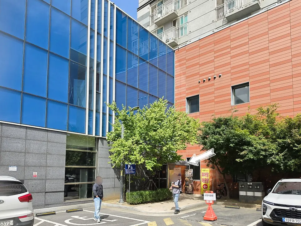 모노라운지 상가 주차장 입구와 담금젤라또 후문 통로