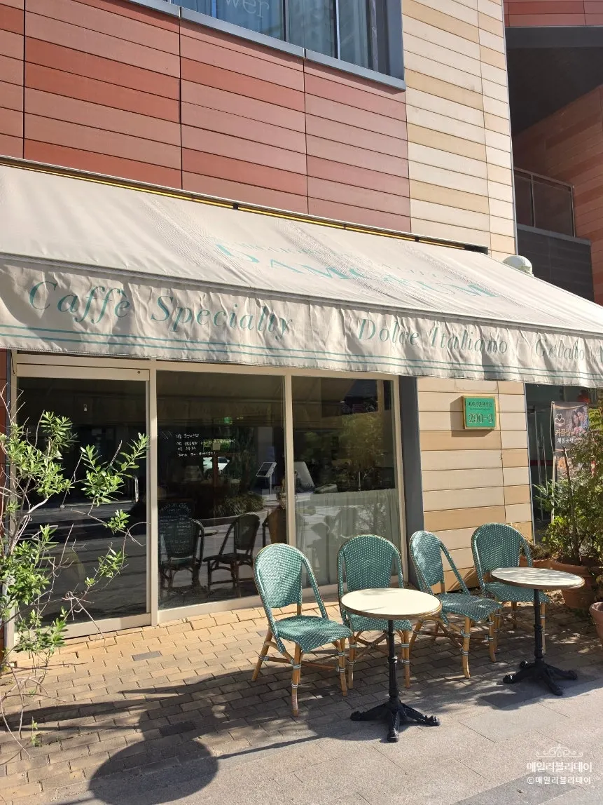 Full view of the entrance to Damgeum Gelato Misa Branch