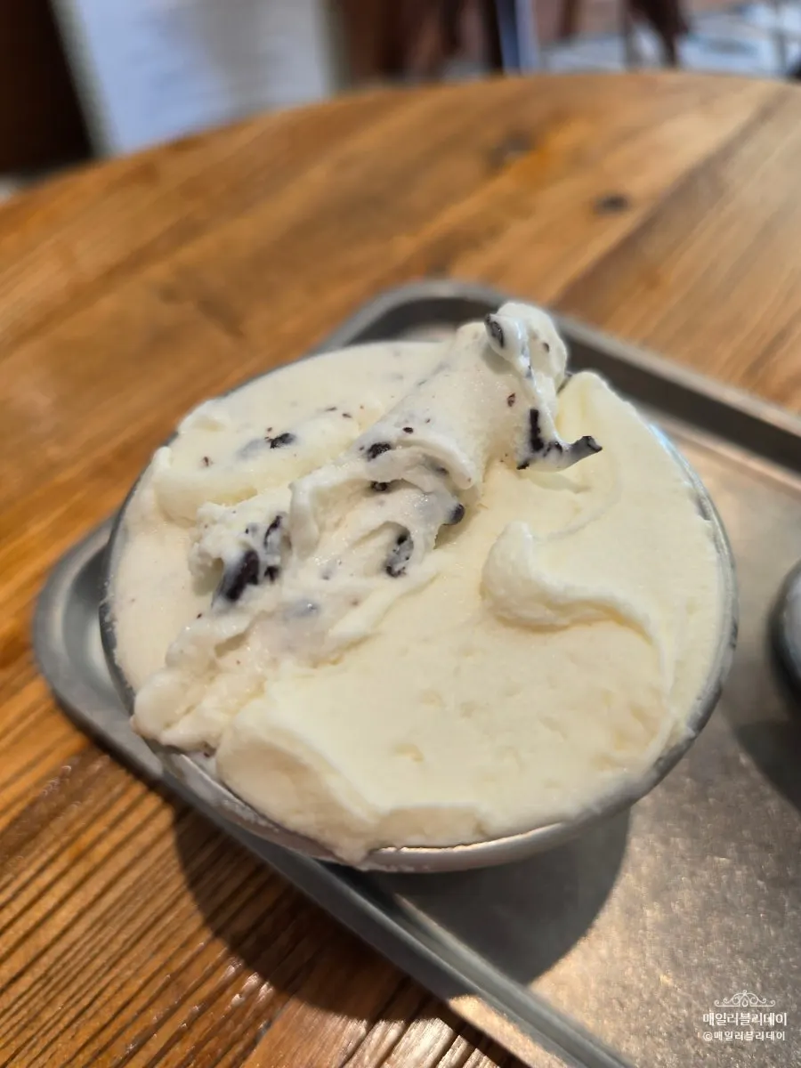 Stracciatella and Andong baekjinju rice gelato cup