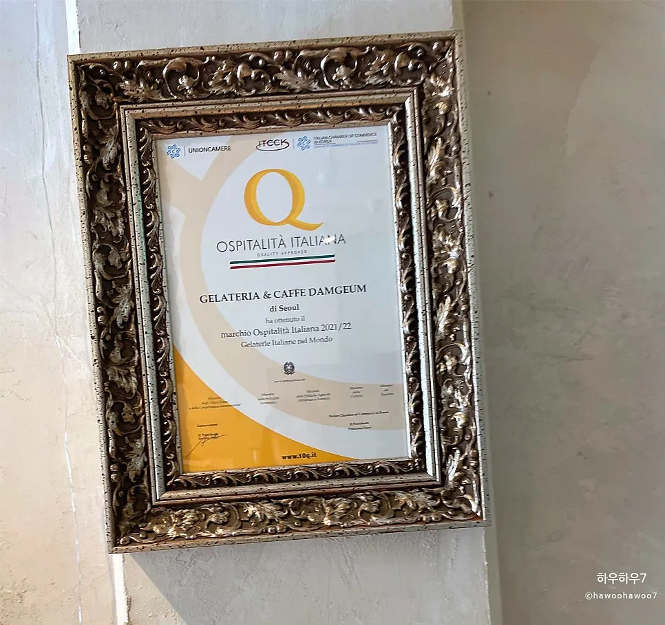 Ospitalità Italiana certificate hanging in the shop