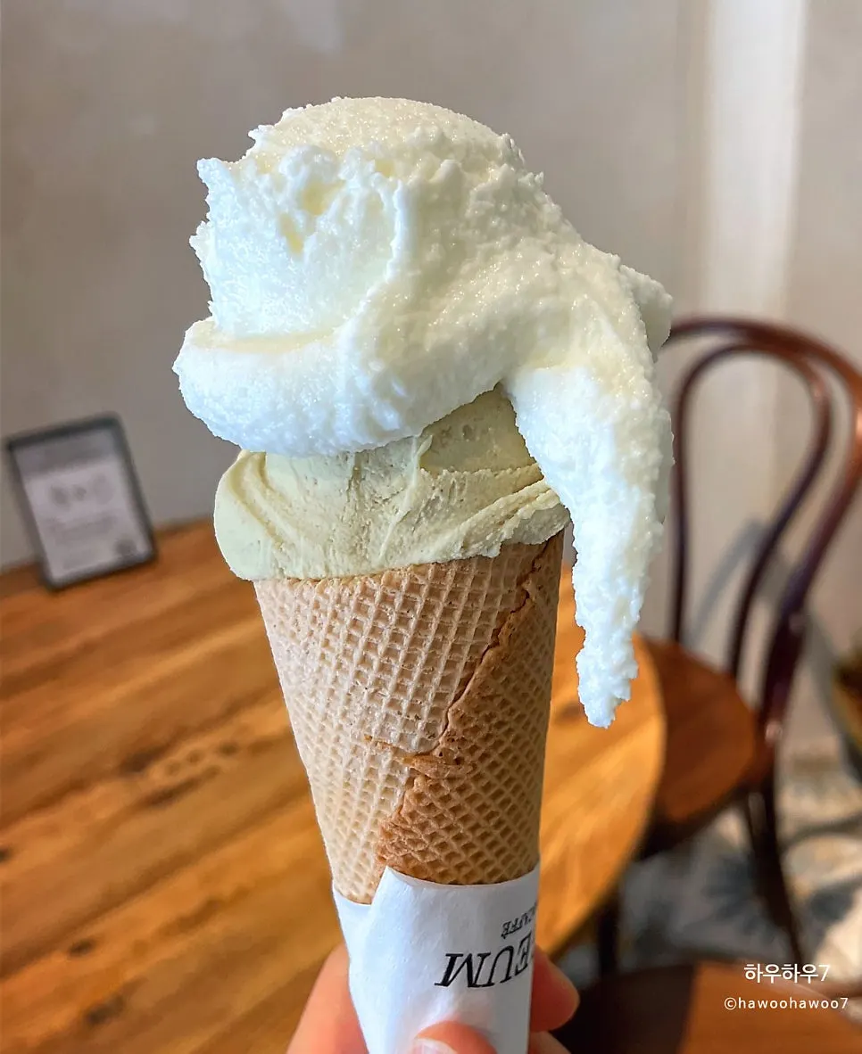 Two-flavor cone with Pistachio Bronte and pure milk