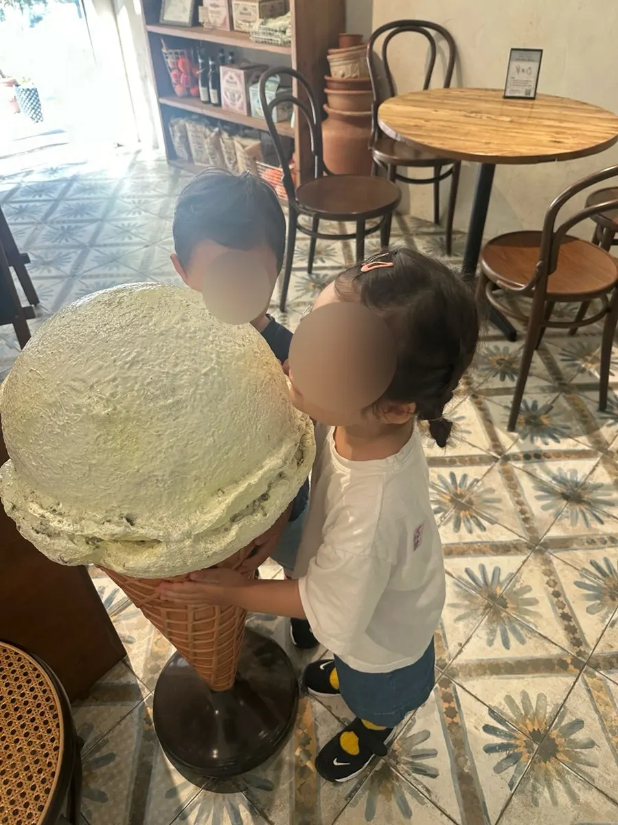 담금젤라또 미사점 콘 모형과 매장 한쪽