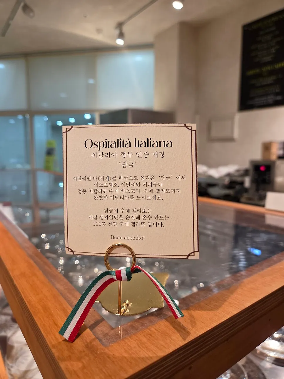 Ospitalità Italiana certification sign inside the shop