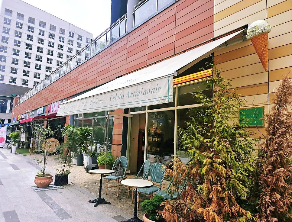 Exterior of Damgeum Gelato Misa Branch with a European village feel