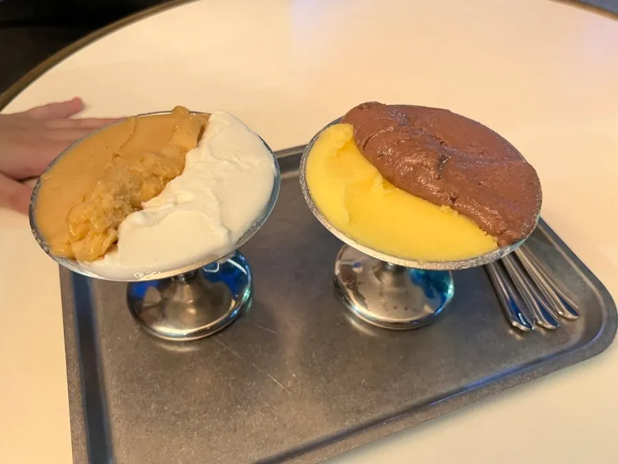 Two cups of gelato with two flavors each