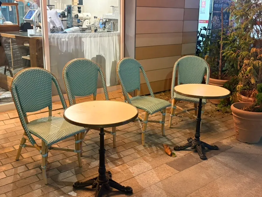 Outdoor seating area at Damgeum Gelato Misa Branch