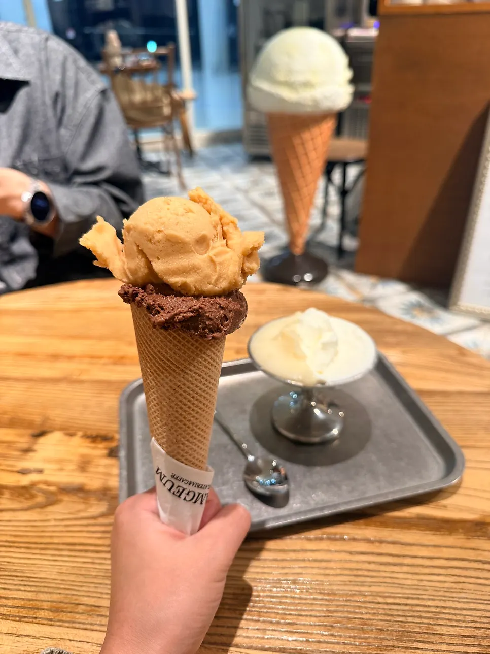 와플콘에 담은 경산 천도복숭아 젤라또