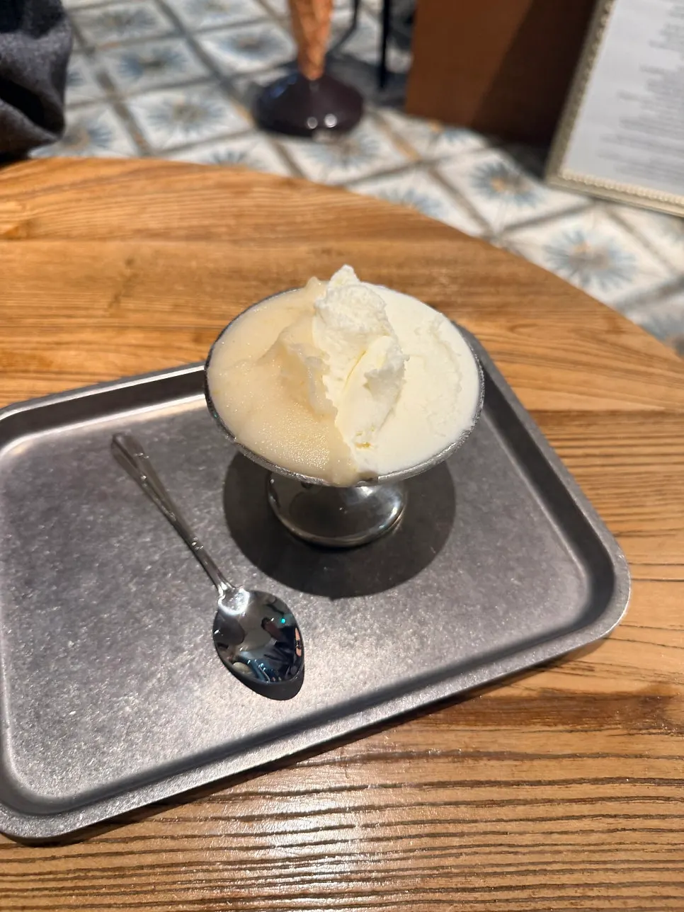 컵에 담긴 담금젤라또 두 가지 맛