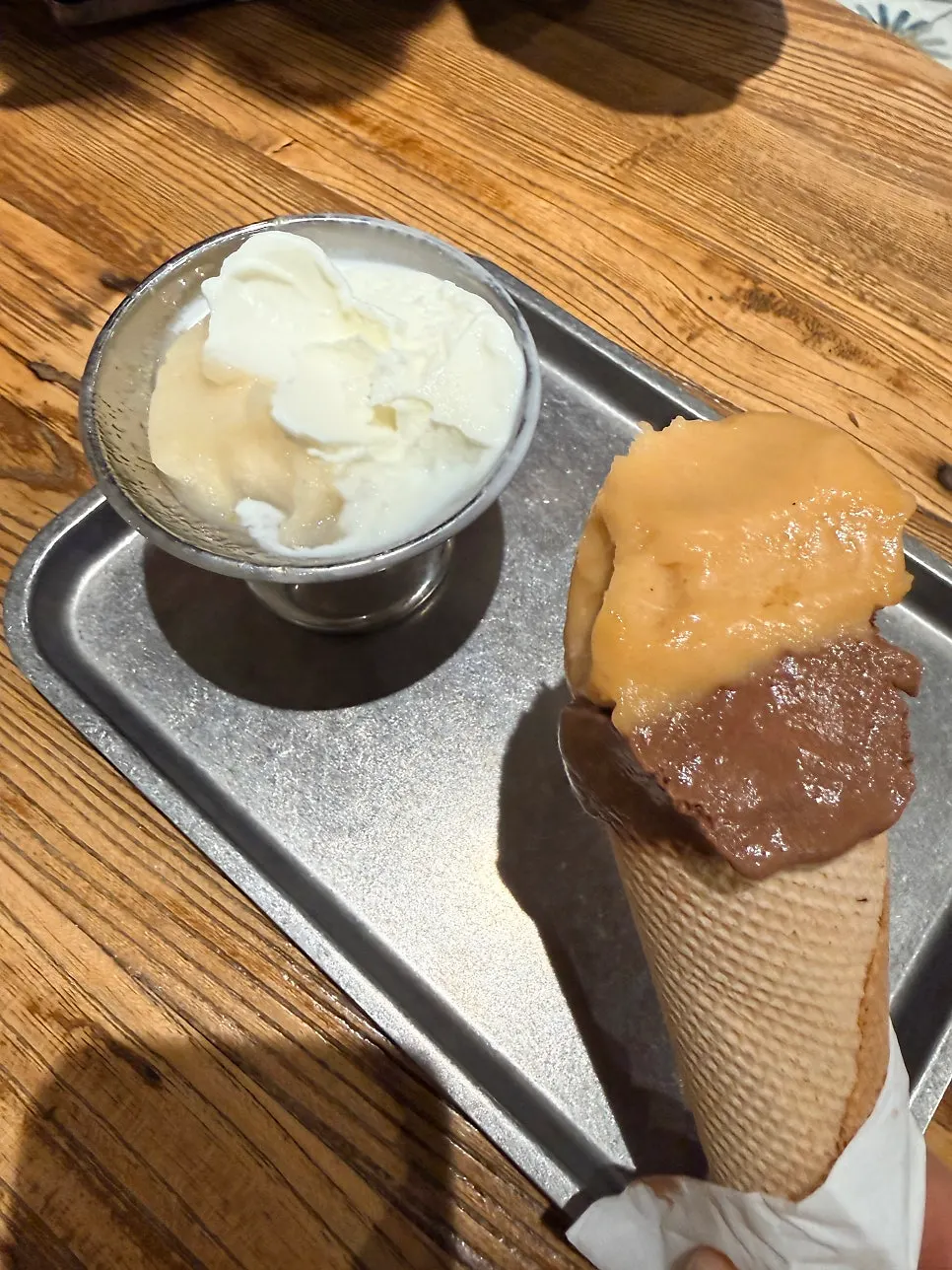담금젤라또 미사점 테이블에 놓인 젤라또 컵