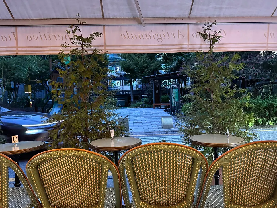 Pet-friendly terrace seating at Damgeum