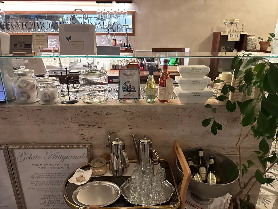 Calm interior atmosphere inside Damgeum