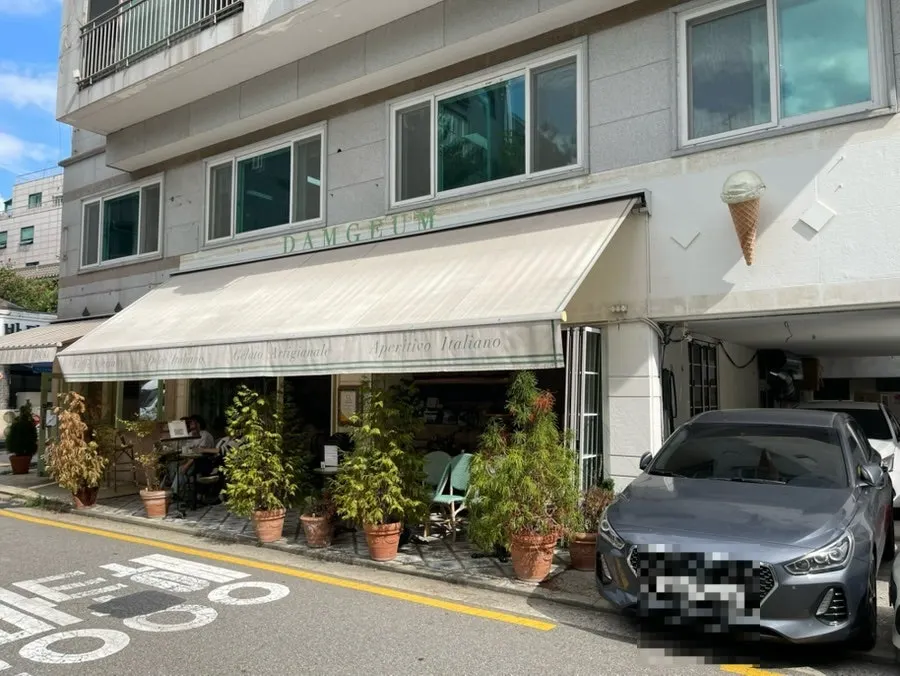 개방감 있는 담금 카페 외부 전경