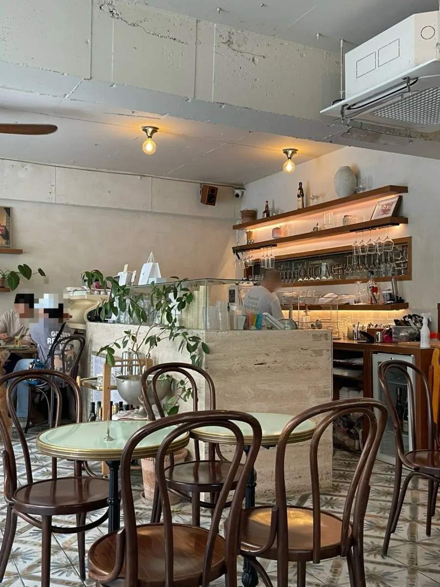 베이지와 그린 톤의 담금 실내 전경