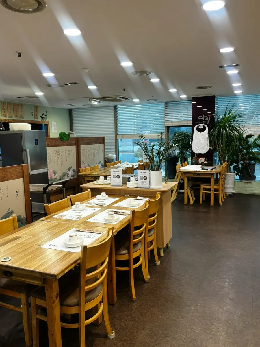 다밀 검단점 실내 인테리어 세로 사진