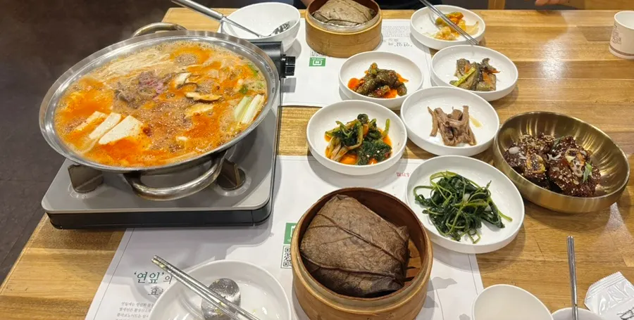 연잎탕수육을 먹는 식사 장면