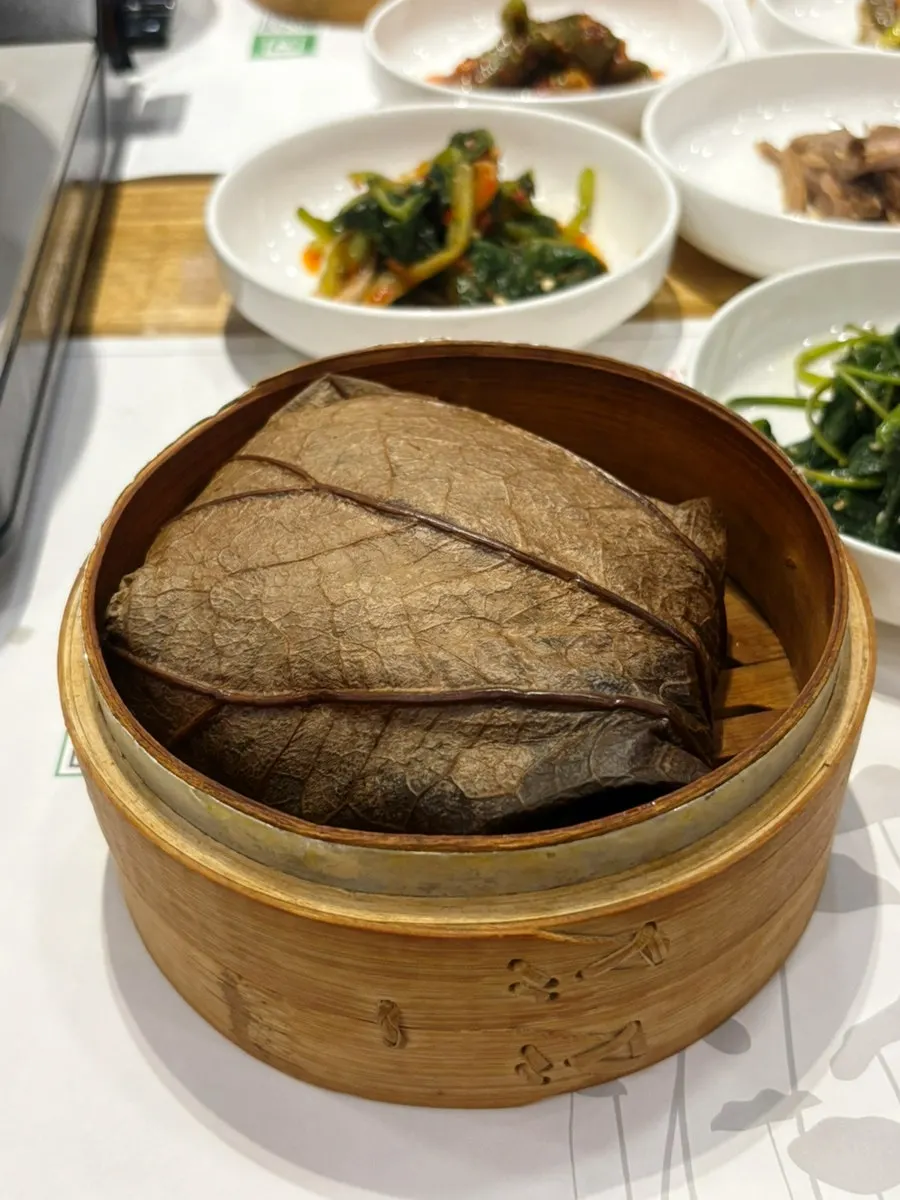 연잎에 담겨 나온 연잎밥