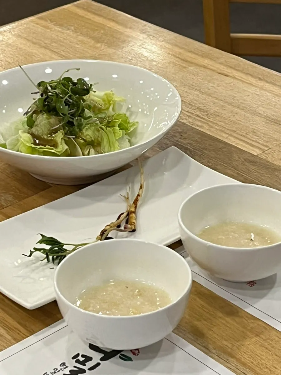 Young ginseng served with dipping sauce