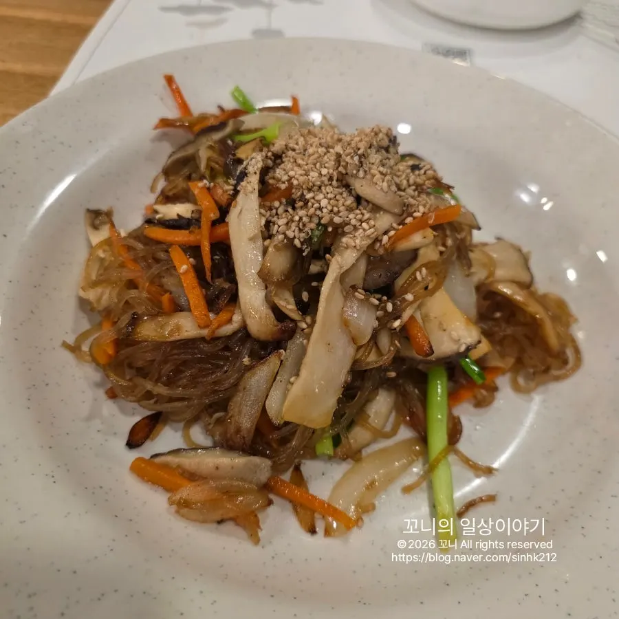 앞뒷면을 구운 통통한 두부스테이크