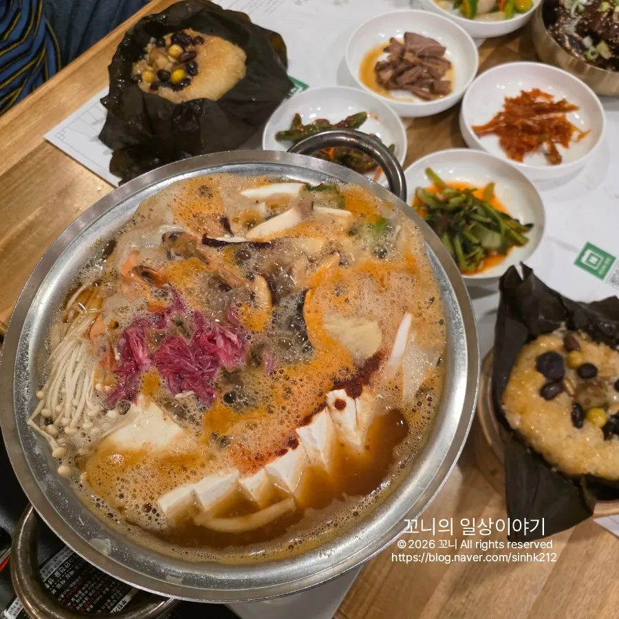 테이블에서 끓여 먹는 두부전골