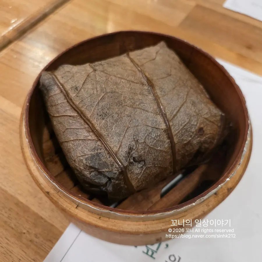 연잎에 싸여 나온 큼지막한 연잎밥