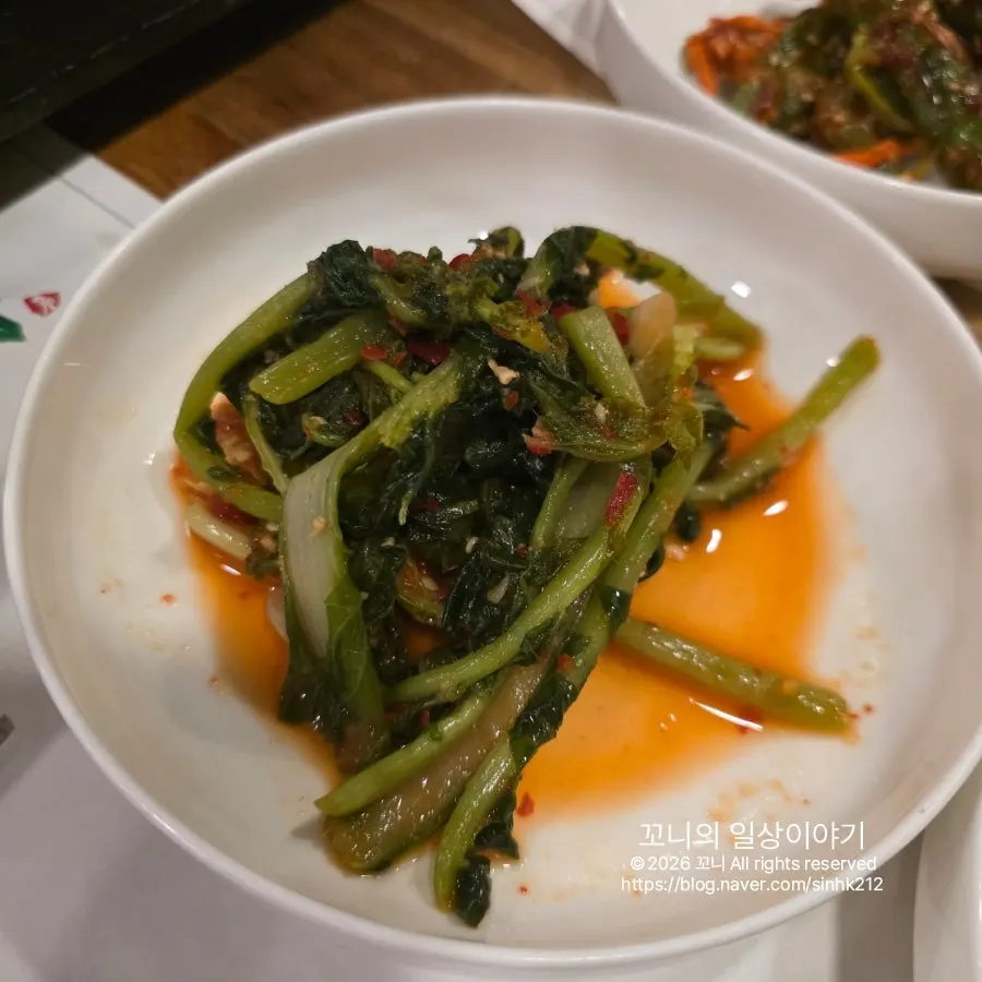 꽈리고추무침과 장조림 등 한정식 반찬 상차림
