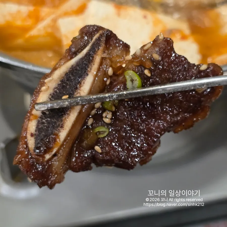 접시에 담긴 LA갈비 클로즈업