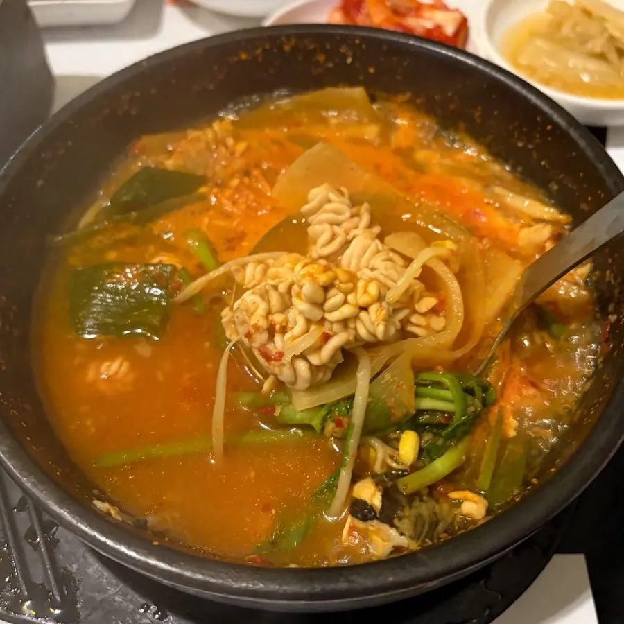이리가 가득 들어간 서더리탕
