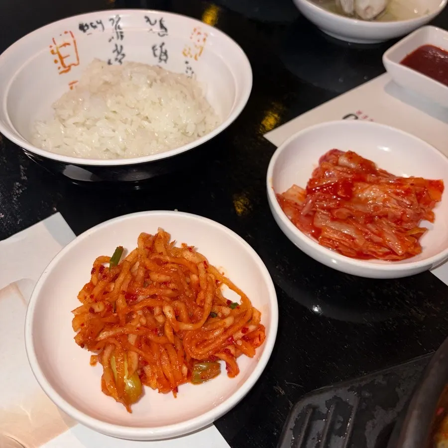 별도로 주문한 공기밥과 김치 두 종류