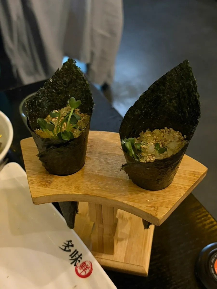 Damiseon maki with crispy seaweed