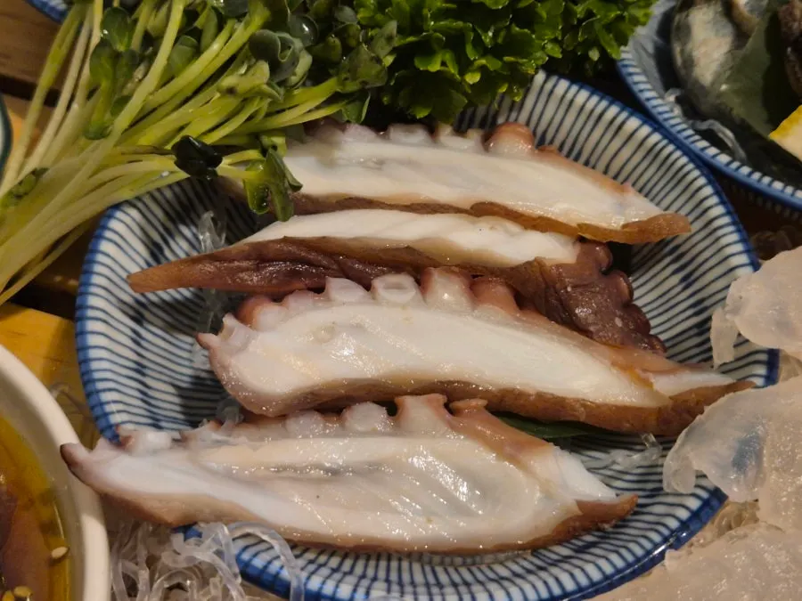 멍게가 담긴 해산물 접시