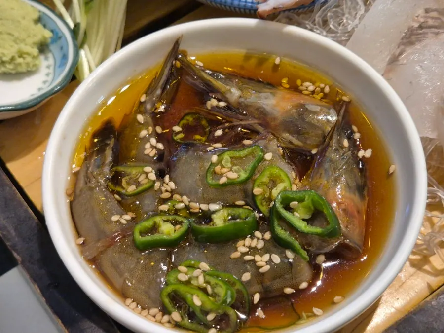 한입 크기로 컷팅된 간장새우장