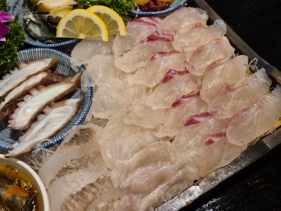 회 한 점을 집어 든 모습