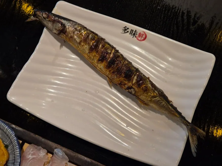 큼직한 꽁치구이 한 마리