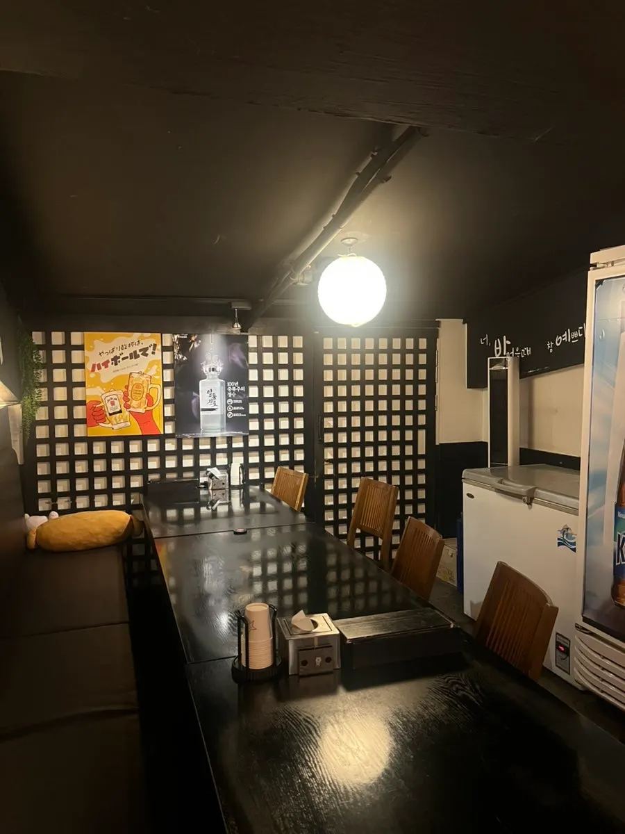 Room-style seating for 6 to 8 people