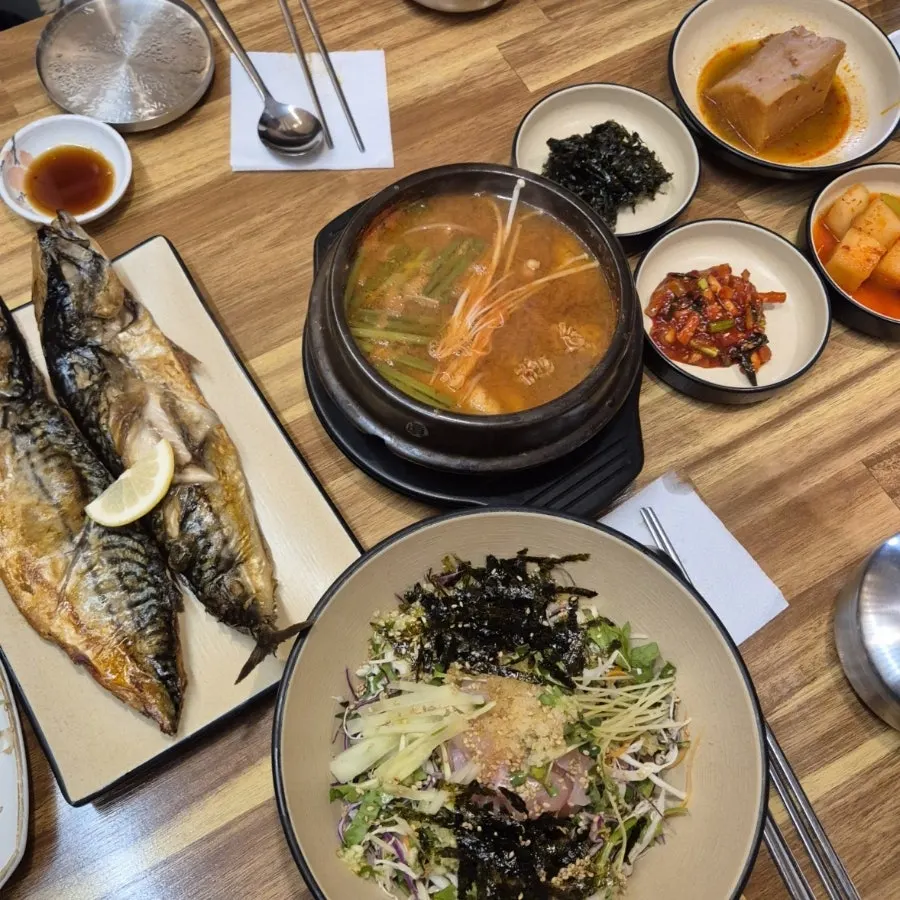 회무침 알탕 생선구이가 함께 차려진 점심특선세트 상차림