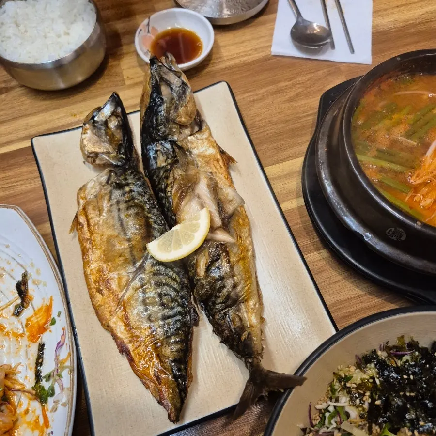 아삭한 채소가 들어간 회무침 접시