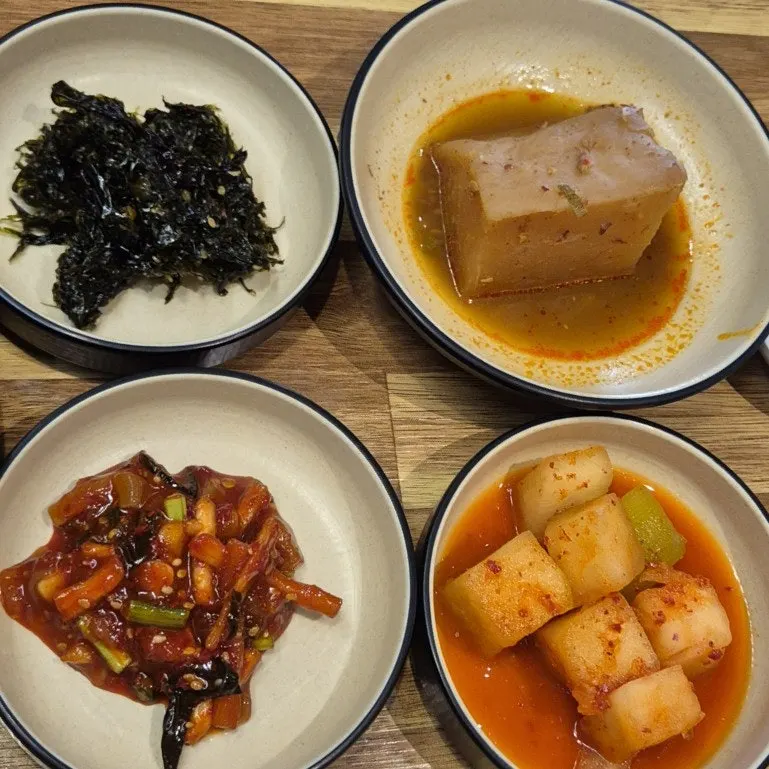 바삭하게 부쳐진 전 한 접시