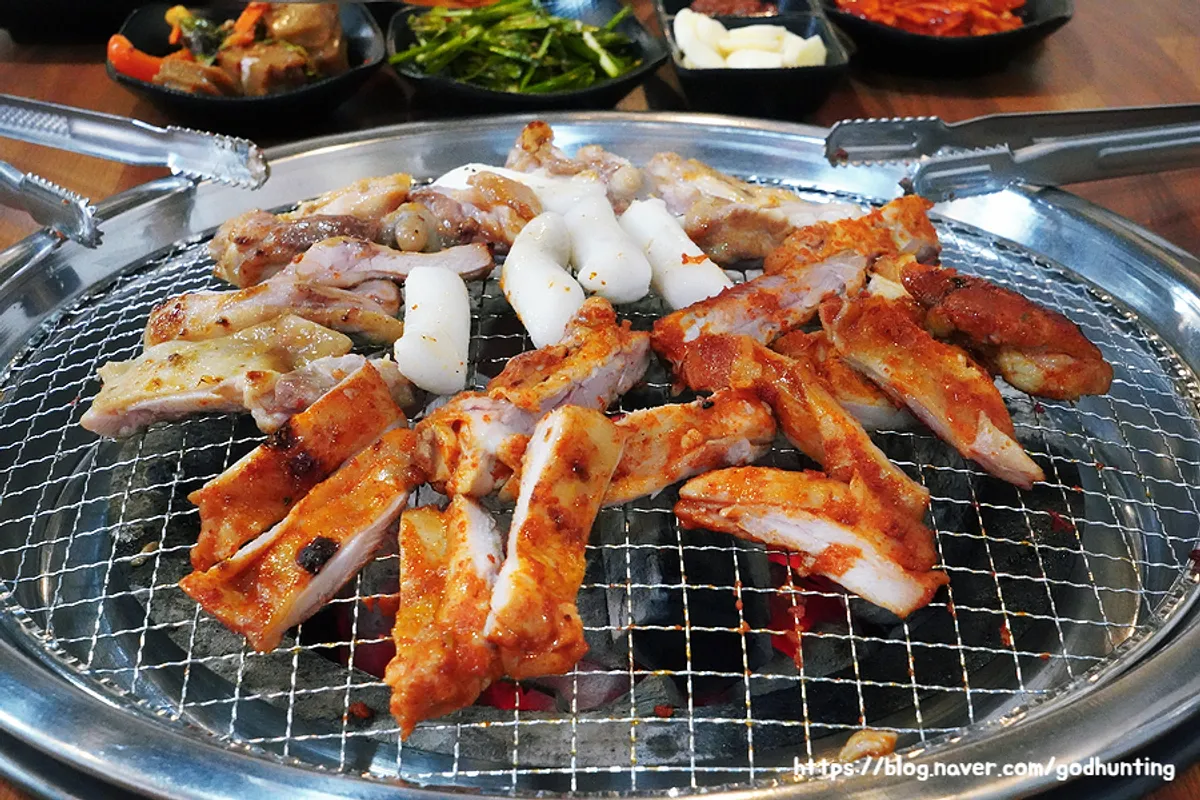 다미설악숯불닭갈비의 숯불 간장·양념 닭갈비 상차림
