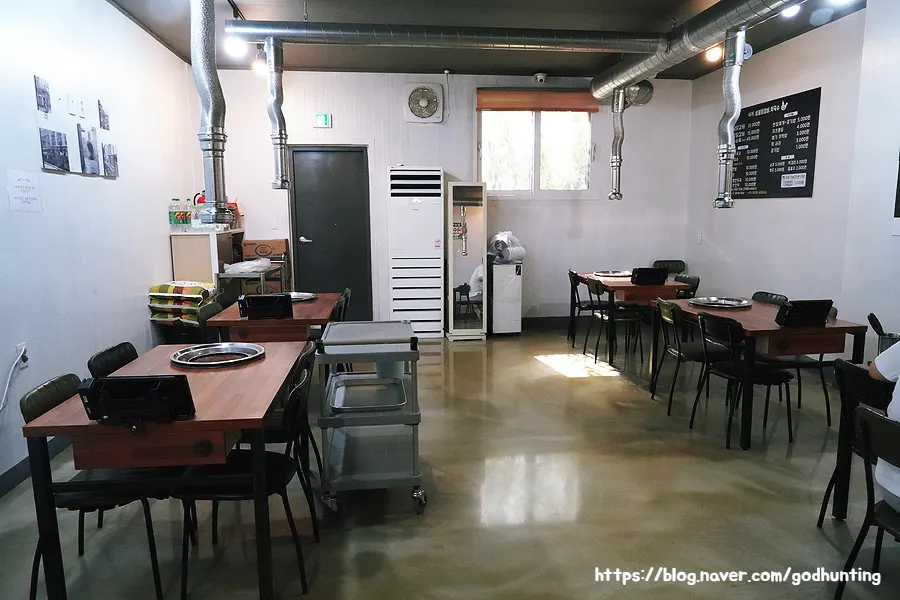 좌석이 넉넉한 다미설악숯불닭갈비 홀 내부