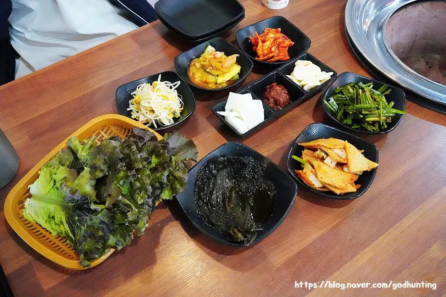 상추와 마늘, 쌈장이 놓인 기본 상차림