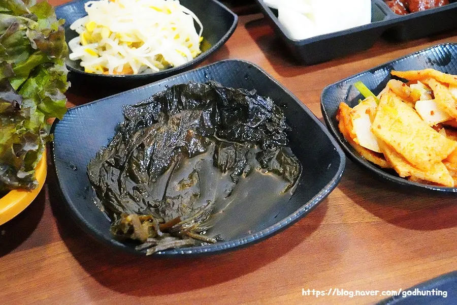 콩나물무침과 부추무침 등 밑반찬 접시