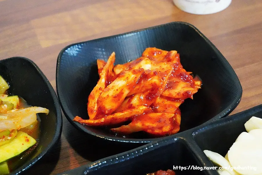 깻잎장아찌와 도라지무침 등 반찬 한상