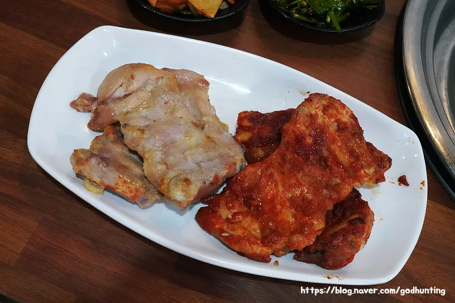 간장닭갈비와 양념닭갈비 1인분씩 담긴 접시