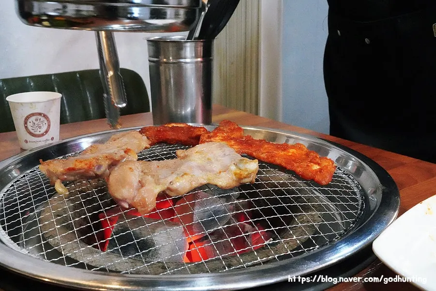숯불 위에 나란히 올린 간장·양념 닭갈비