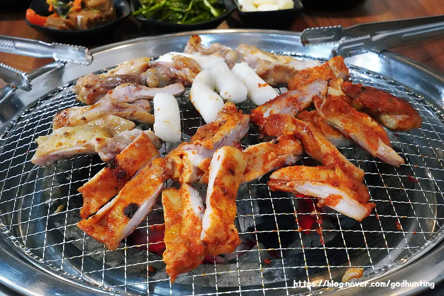 숯불에서 익어가는 닭갈비 굽는 모습