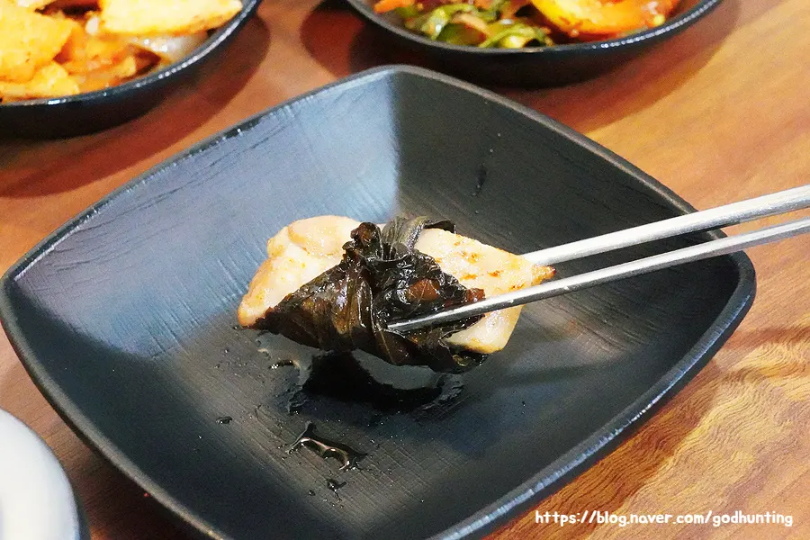 먹기 좋은 크기로 자른 숯불 닭갈비