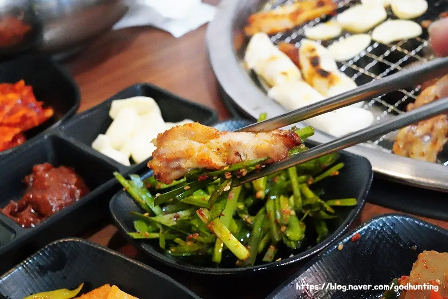 깻잎장아찌에 싸 먹는 숯불 닭갈비 한 점