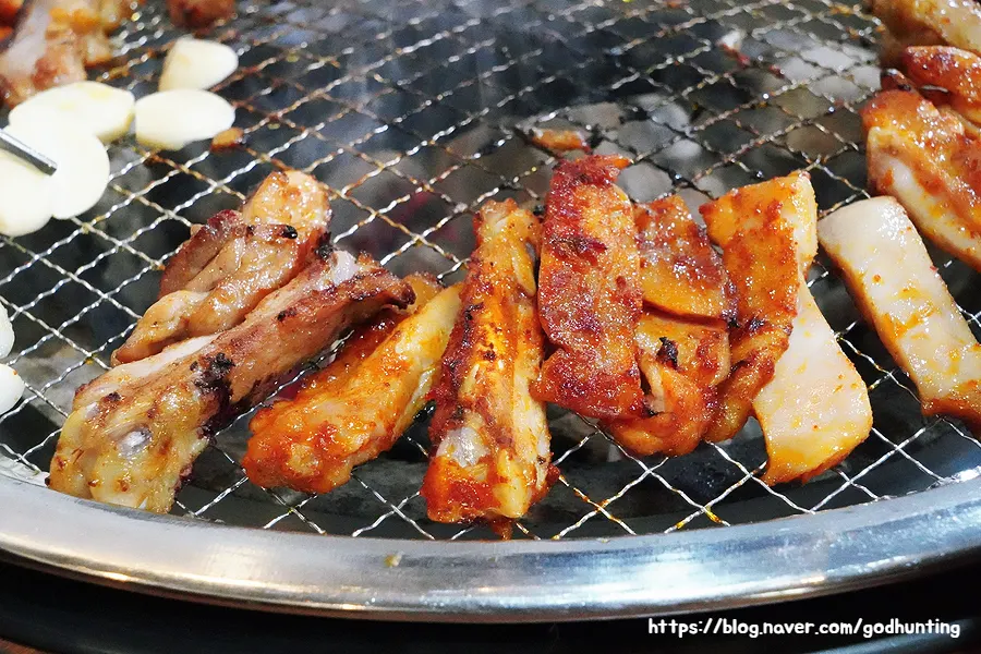 노릇하게 익은 양념 숯불 닭갈비